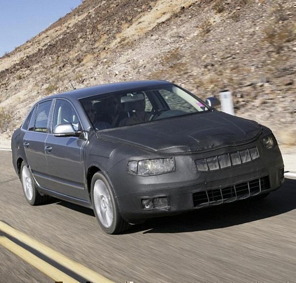 Noch getarnt: Der neue Skoda Superb bei Testfahrten im Death Valley.